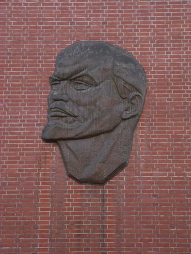http://www.kunst-am-wege.de/images/b/b1/Lenin_Behren.jpg http://www.kunst-am-wege.de/images/b/b1/Lenin_Behren.jpg